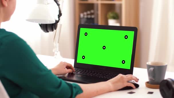 Kvinna med grön skärm på laptop hemma — Stockvideo