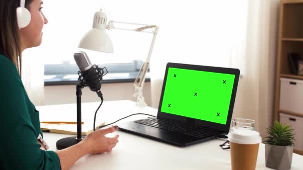 Женщина с микрофоном запись подкаста в студии — стоковое видео