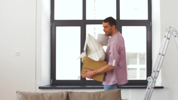 Happy couple with stuff moving to new home — Stock Video