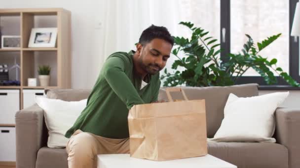 Hombre indio con café para llevar y comida en casa — Vídeos de Stock