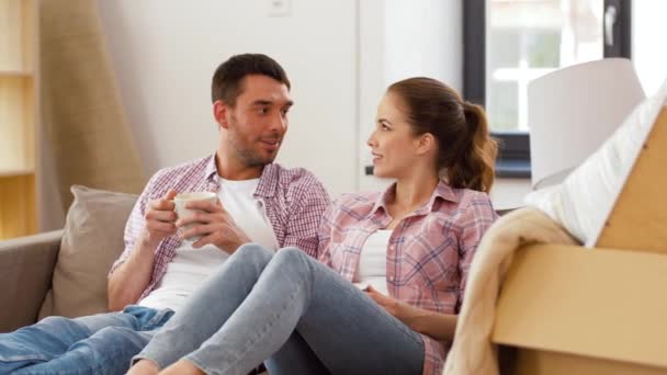 Heureux couple boire du café déménagement à la nouvelle maison — Video