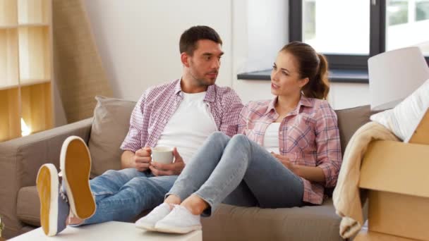 Heureux couple boire du café déménagement à la nouvelle maison — Video