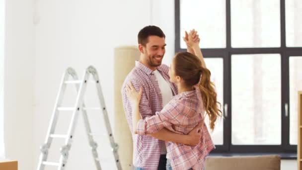 Casal feliz movendo-se para nova casa e dança — Vídeo de Stock