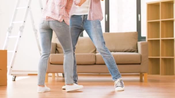 Feliz pareja mudándose a nuevo hogar y bailando — Vídeos de Stock