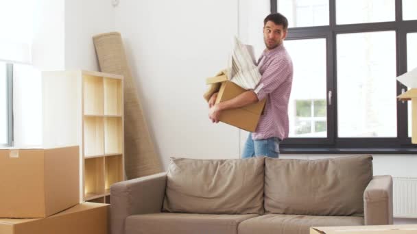 Happy couple with stuff moving to new home — Stock Video