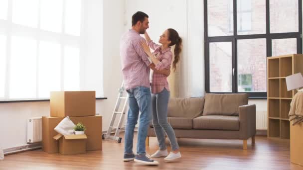 Couple heureux déménageant dans une nouvelle maison et dansant — Video