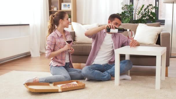 Pareja con vino y pizza para llevar en casa — Vídeos de Stock