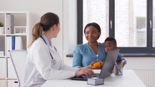 Mère avec bébé et médecin avec ordinateur portable à la clinique — Video