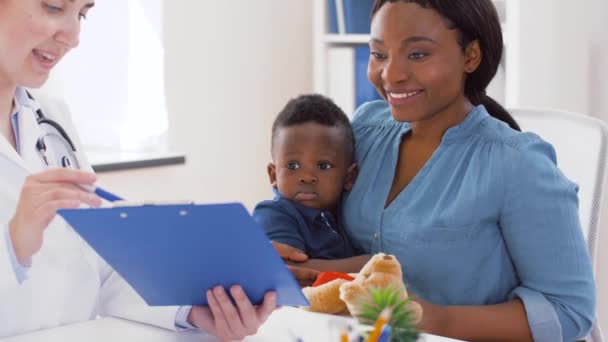 Mère avec bébé fils et médecin à la clinique — Video