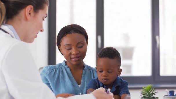 Glückliche Mutter mit Baby-Sohn und Arzt in Klinik — Stockvideo