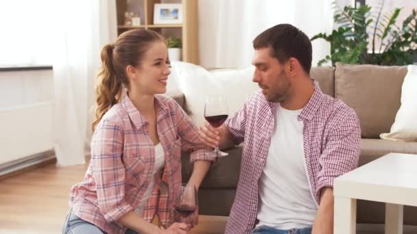 Heureux couple boire du vin rouge à la maison — Video