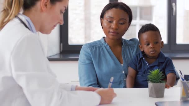 Gelukkig moeder met baby zoon en arts in kliniek — Stockvideo