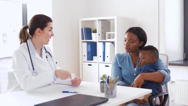 Mère heureuse avec bébé fils et médecin à la clinique — Video