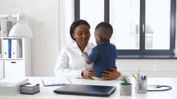 Arzt oder Kinderarzt mit Baby-Patient in der Klinik — Stockvideo