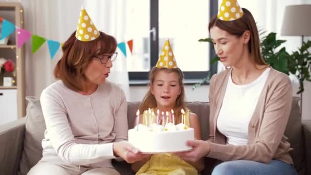 Madre, hija, abuela con pastel de cumpleaños — Vídeos de Stock