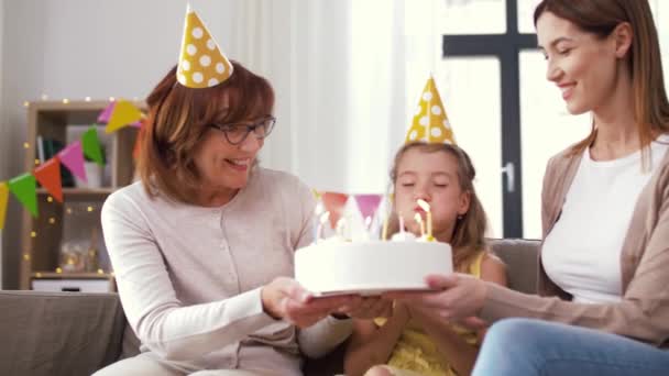 Doğum günü pastası ile anne, kız, büyükanne — Stok video