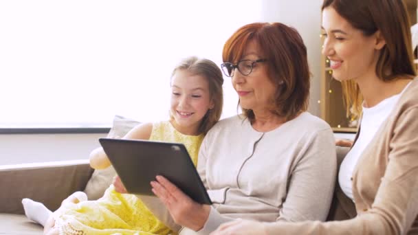 Мать, дочь и бабушка с планшетным ПК — стоковое видео