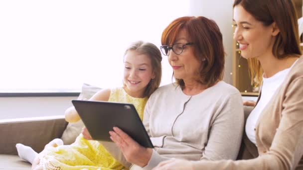 Madre, hija y abuela con tableta pc — Vídeo de stock