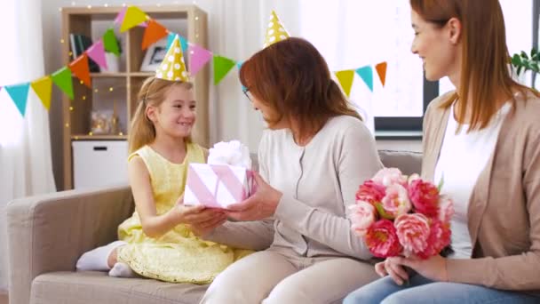 Kleindochter groet grootmoeder op verjaardag — Stockvideo