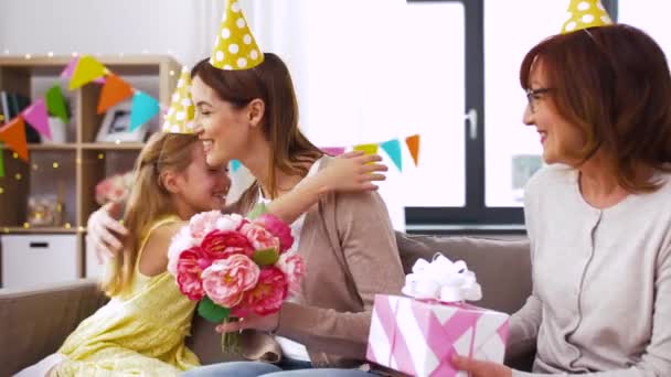 Filha com caixa de presente cumprimentando mãe no aniversário — Vídeo de Stock
