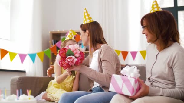 Dochter met geschenk doos groet moeder op verjaardag — Stockvideo