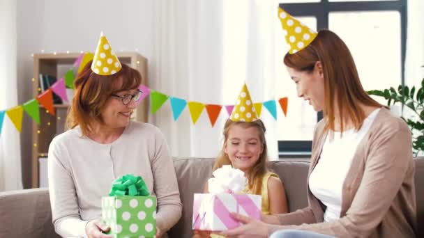 Famille saluant fille avec anniversaire à la maison fête — Video