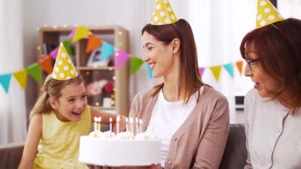 Mor, dotter, Mormor med födelsedagstårta — Stockvideo