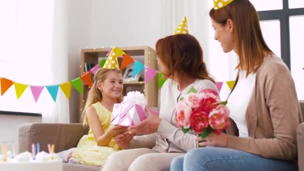 Petite-fille saluant grand-mère le jour de son anniversaire — Video