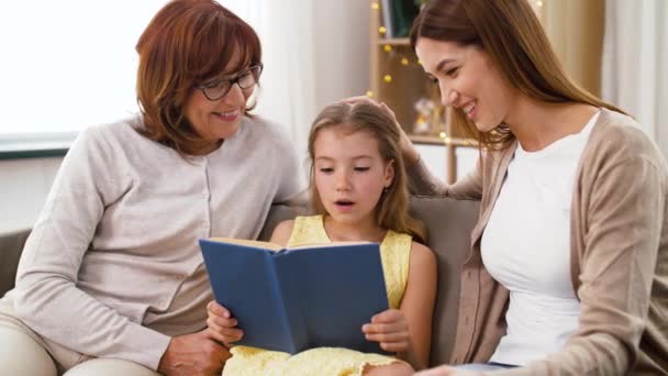 Madre, hija y abuela leyendo libro — Vídeo de stock