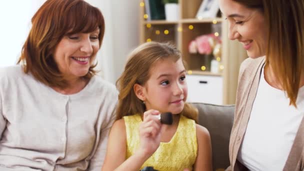 Madre, hija y abuela haciendo maquillaje — Vídeos de Stock