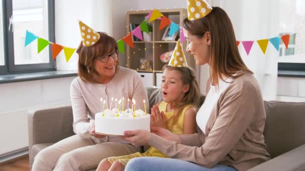 Anya, lánya, nagymama születésnapi tortával — Stock videók
