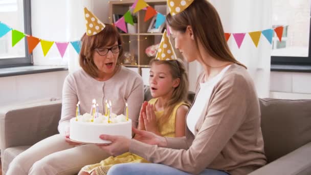 Mutter, Tochter, Großmutter mit Geburtstagstorte — Stockvideo