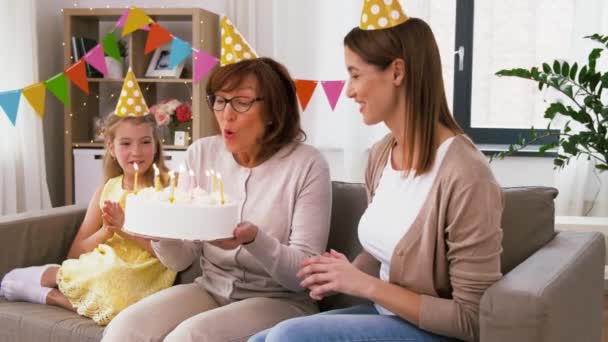 Mãe, filha, avó com bolo de aniversário — Vídeo de Stock