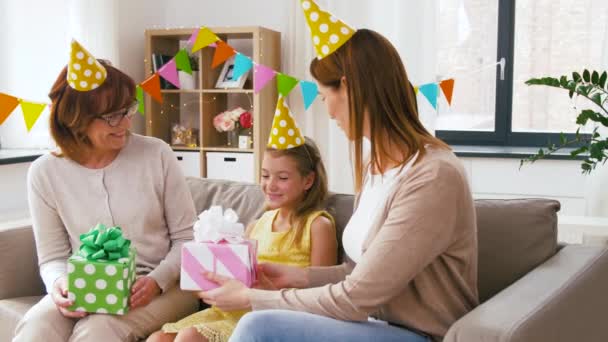 Salam keluarga gadis dengan ulang tahun di pesta rumah — Stok Video