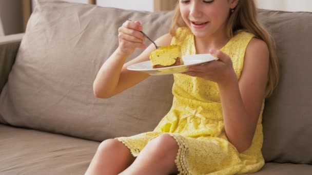 Mädchen isst Kuchen zu Hause — Stockvideo