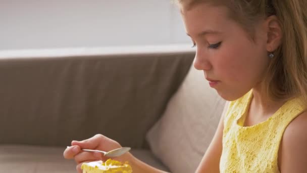 Chica comiendo pastel en casa — Vídeos de Stock