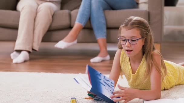 Famiglia femminile trascorrere del tempo a casa — Video Stock