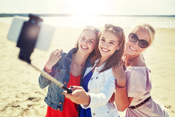 群微笑妇女采取自拍照在沙滩上 — 图库照片