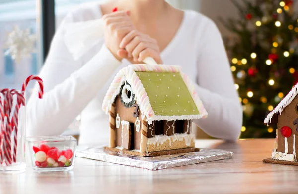 Kadın gösterişli evler üzerinde Noel'e hazırlanmak — Stok fotoğraf