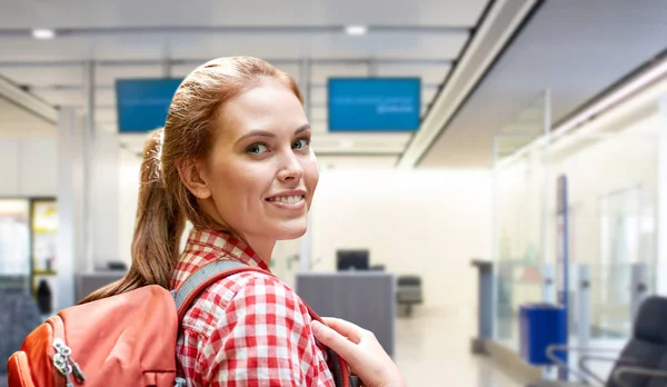 Mujer joven con mochila sobre la terminal del aeropuerto —  Fotos de Stock