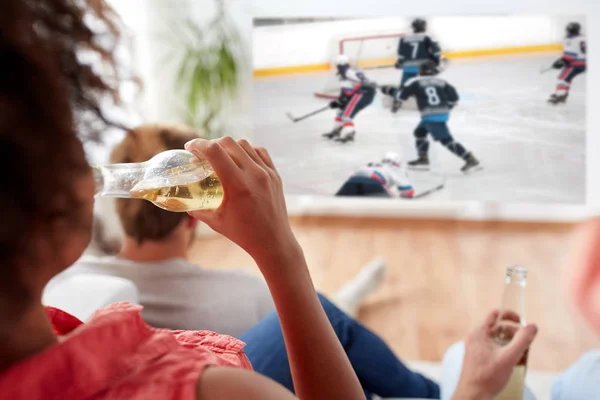Φίλοι βλέποντας χόκεϊ επί πάγου και πίνοντας μπύρα — Φωτογραφία Αρχείου