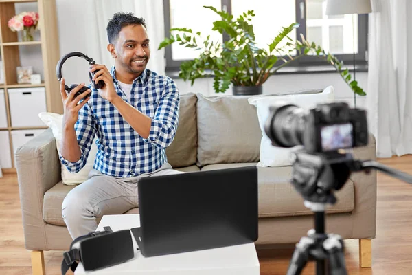 Blogueur masculin avec casque vidéo oblogging à la maison — Photo