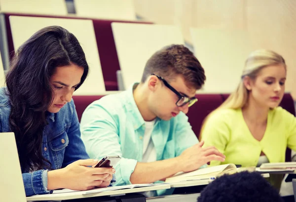 Groupe d'étudiants avec smartphone à la conférence — Photo