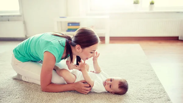 Mutlu anne evde bebekle oynuyor. — Stok fotoğraf