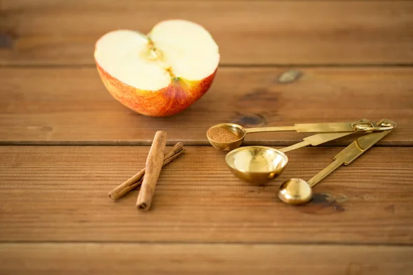 Setengah apel dan pisau di papan potong kayu — Stok Foto