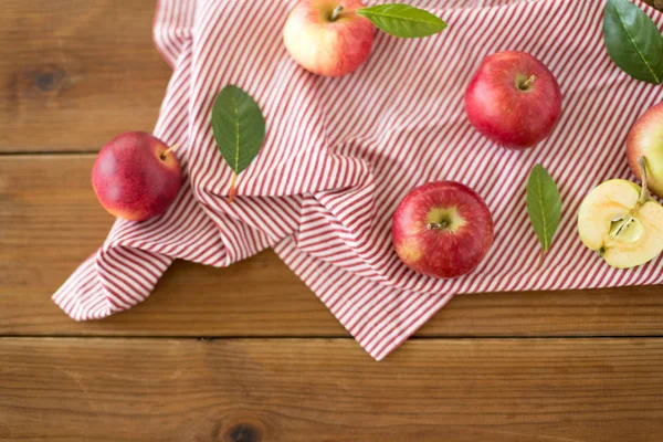 Tahta masada olgun kırmızı elmalar — Stok fotoğraf