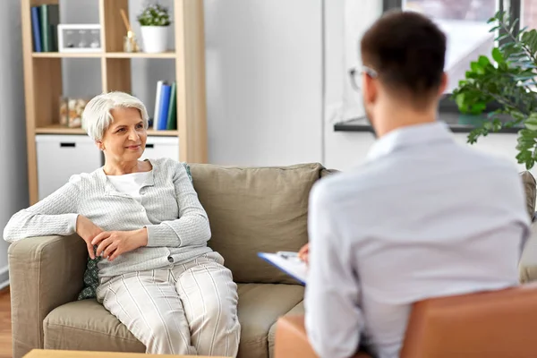 Senior vrouw patiënt en psycholoog — Stockfoto