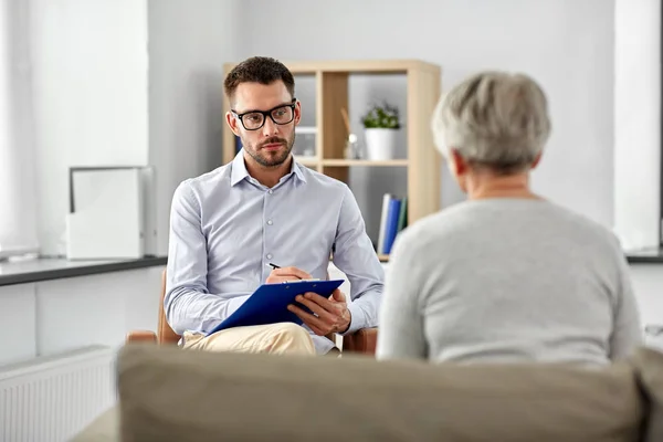 Psycholoog luisteren naar senior vrouw patiënt — Stockfoto