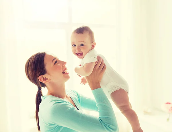 Glückliche junge Mutter mit kleinem Baby zu Hause — Stockfoto