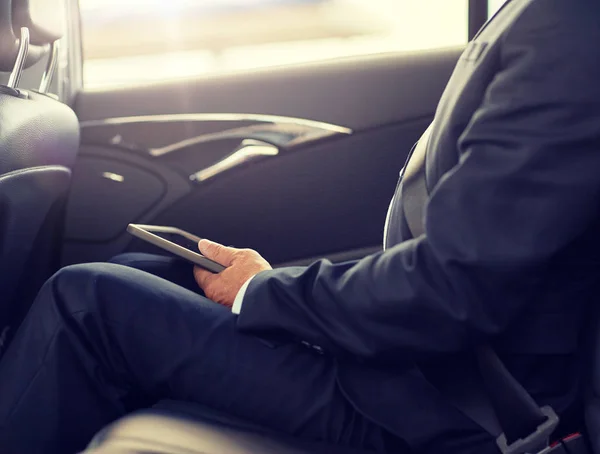 Empresário sênior com tablet pc dirigindo no carro — Fotografia de Stock